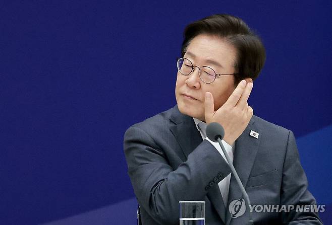연합뉴스/ 이재명 대통령이 지난 1일 서울 용산 대통령실 청사에서 열린 전국 시도지사 간담회에서 대한민국시도지사협의회장인 유정복 인천광역시장의 발언을 들으며 생각에 잠겨 있다.