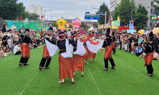 축제장 공연이 진행되면서 많은 사람들이 관람하고 있다. 금상진 기자