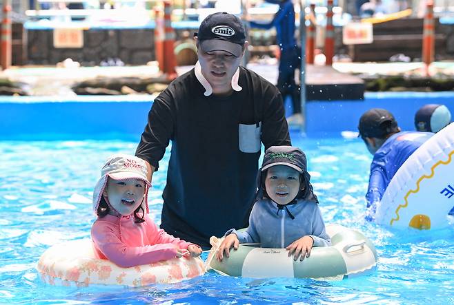 10일 휴일을 맞아 대전 동구 상소동 산림욕장 내 마련된 계곡 수영장을 찾은 가족들이 물놀이를 하며 즐거운 시간을 보내고 있다. 김주형 기자 kjh2667_@cctoday.co.kr