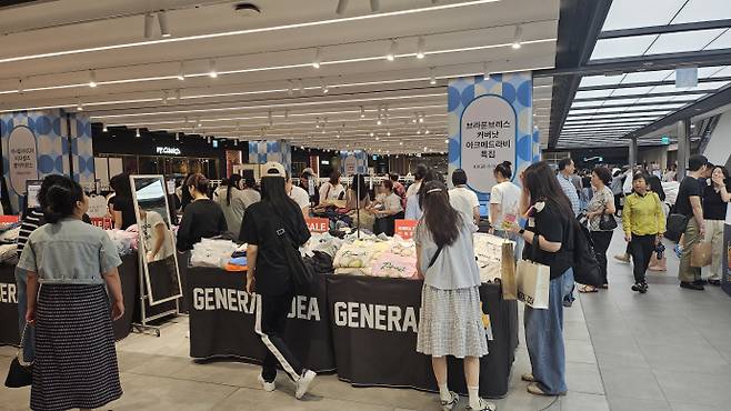 지난 9일 오후 1시께 광주광역시 서구에 위치한 S백화점에 많은 시민들이 쇼핑하러 왔다. /박준호 기자 bjh@namdonews.com