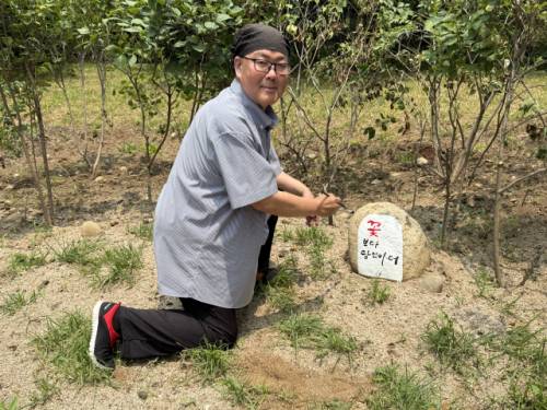 ◇겸로 이형재 화백이 강원특별자치도립화목원에서 4년째 재능기부 활동을 이어가 화제를 모은다.