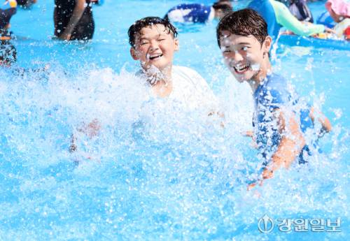 ◇광천선굴 지하 용출수를 사용해 1급수질인 더위사냥축제장 풀장.