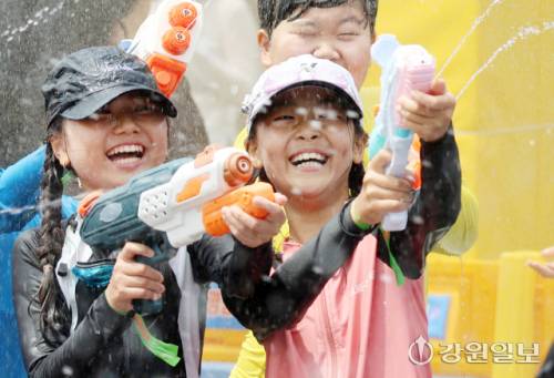 ◇물총 놀이에 신난 어린이 더위사냥꾼.