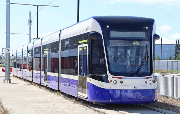 지난 1일 캐나다 에드먼턴시 게리 라이트 기지에 도착한 현대로템 트램 모습. / 현대로템