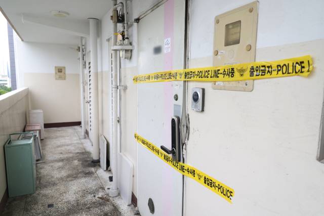 10일 대구 동구 아파트 화재 현장 현관문에 폴리스라인이 설치돼 있다. 연합뉴스