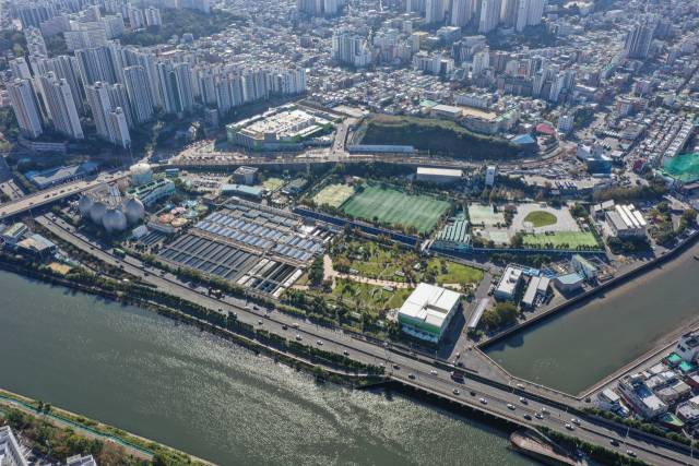 부산 수영하수처리장 현대화 사업이 지난달 기재부 심의를 통과하면서 사업이 본격 추진되자 ‘르엘 리버파크 센텀’ 등 신축 아파트는 물론 일대 단지에 문의가 크게 증가하고 있다. 김종진 기자 kjj1761@