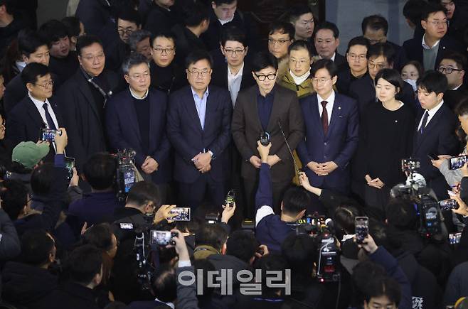 지난해 12월 4일 새벽, 한동훈 당시 국민의힘 대표가 비상계엄 해제요구 결의안이 가결된 후 입장을 밝히고 있다. 당시 국회의 계엄해제 요구 결의안 표결 당시 국민의힘에선 친한계를 주축으로 한 18명의 의원만이 참여했다. (사진=노진환 기자)