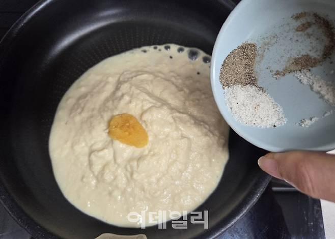 콩비지에 소금, 후추, 다진 마늘을 넣고 팬에서 수분이 날아갈 때까지 볶는다. 곱창 속을 채울 고소한 두부소가 이 단계에서 완성된다. (사진=한전진 기자)