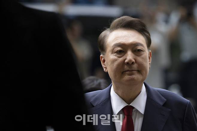 윤석열 전 대통령이 지난달 9일 오후 구속 전 피의자 심문(영장실질심사)을 받기 위해 서울 서초구 서울중앙지방법원으로 들어서고 있다. (사진=공동취재단)