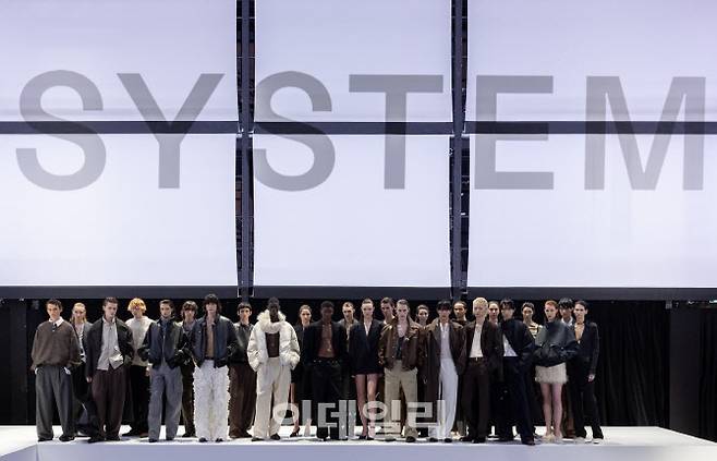 한섬 시스템·시스템옴므가 2024 FW 파리 패션위크에서 단독 프레젠테이션한 모습 (사진=한섬)