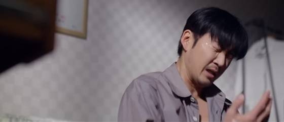 드라마 '트라이'에서 중증근무력증으로 괴로워하는 윤계상. [사진=SBS 캡처]