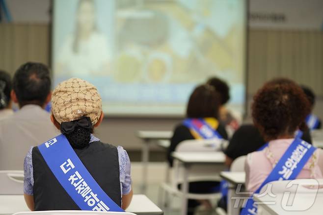 강원 속초시수협, 채낚기경영협회, 양미리자망협회가 8일 오전 수협3층 대회의실에서 공동 자정결의대회를 열고, 최근 유튜브를 통해 알려진 오징어난전 불친절 논란에 대해 사과하고 재발방지를 약속하고 있다. 지난 6월 한 유튜브 채널에서 공개한 영상에선 혼자 식사를 하러 온 여성 유튜버에게 오징어난전 직원이 무례한 발언을 하는 장면이 담겨 논란이 일었다.(속초시 제공, 재판매 및 DB 금지) 2025.8.8/뉴스1 ⓒ News1 윤왕근 기자