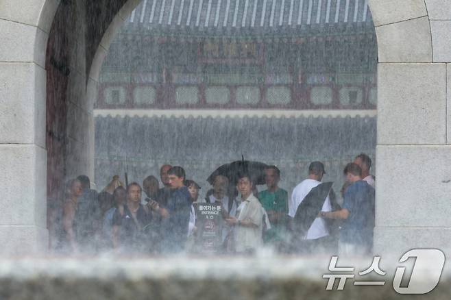 전국 곳곳에 호우 특보가 내려진 서울에 6일 오후 서울 경복궁에서 외국인 관광객들이 비를 피하고 있다. 기상청은 비구름이 오늘 전국으로 확산하고 밤에는 남부 지방에 비를 뿌릴 것으로 예보했다. 2025.8.6/뉴스1 ⓒ News1 신웅수 기자