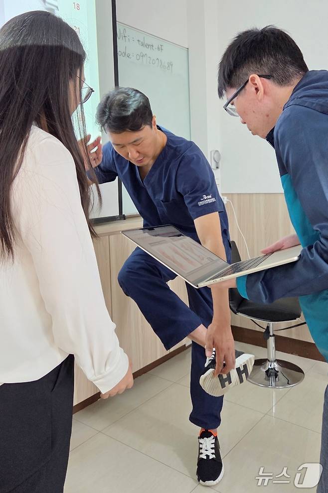 김영기 더본외과동물의료센터 원장이 9일 대만 수의사들에게 외과 수술을 강의하고 있다. ⓒ 뉴스1