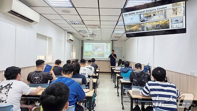 김영기 더본외과동물의료센터 원장이 8일 대만 수의사들에게 외과 수술을 강의하고 있다. ⓒ 뉴스1