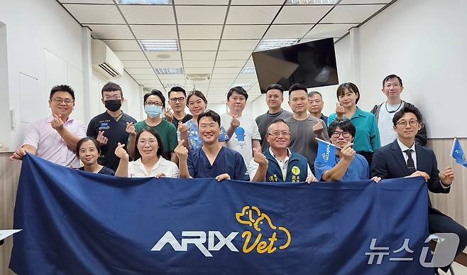 9일 대만 가오슝 탈렌트교육훈련센터에서 열린 외과 세미나 참석자들이 기념 사진을 찍고 있다. ⓒ 뉴스1 최서윤 기자