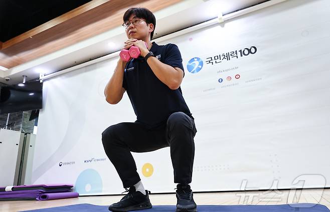 강기용 체육진흥공단 운동처방사가 15일 서울 국민체력100 KSPO송파체력인증센터에서 아령 운동법 시범을 보이고 있다. 2025.7.15/뉴스1 ⓒ News1 김도우 기자