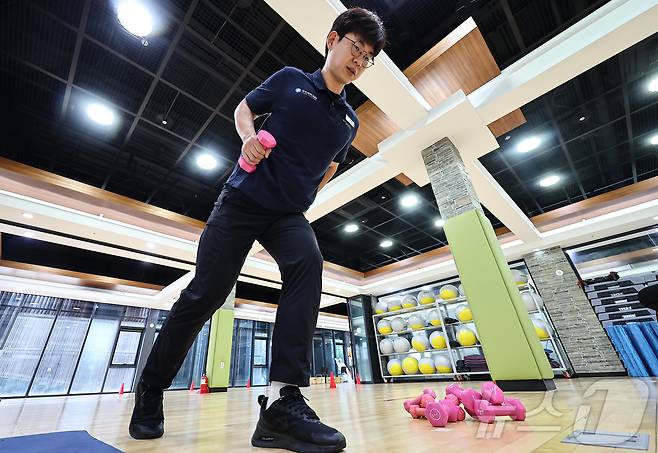 강기용 체육진흥공단 운동처방사가 15일 서울 국민체력100 KSPO송파체력인증센터에서 아령 운동법 시범을 보이고 있다. 2025.7.15/뉴스1 ⓒ News1 김도우 기자
