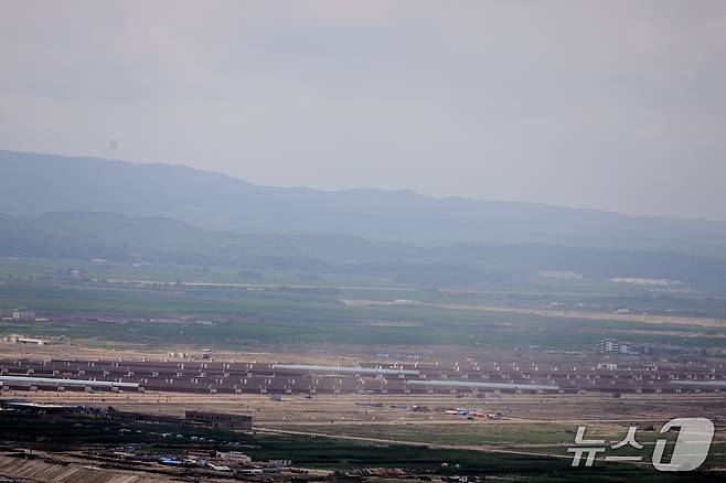 중국 랴오닝성 단둥시 후산에서 본 의주군 서호리의 대규모 남새온실농장 건설 현장 모습. 의주군 서호리에서 신의주시 위화도까지 여의도와 비슷한 면적으로 조성되는 남새온실농장은 현재 외관공사를 마치고 내부시설과 주변 기반시설 공사가 이뤄지고 있다. (평화경제연구소 제공)