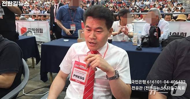 전 한국사 강사 전한길 씨가 국민의힘 전당대회가 열리는 대구 엑스코 기자석에 앉아 실시간 유튜브 스트리밍을 진행하는 모습 (유튜브 '전한길뉴스' 갈무리)