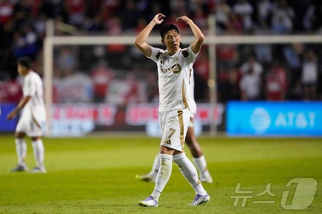 손흥민(로스앤젤레스 FC)이 9일(현지시간) 미국 일리리노이주 브리지뷰의 시트깃 스타디움에서 열린 시카고 파이어와의 미국프로축구 메이저리그사커(MLS) 데뷔전에서 팬들에게 손짓을 하고 있다. ⓒ AFP=뉴스1
