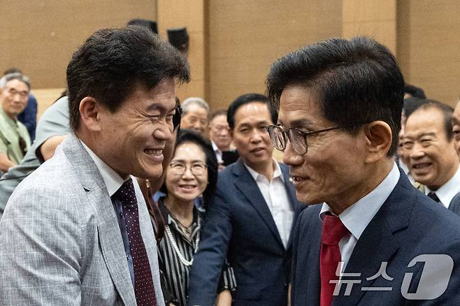 김문수 국민의힘 당 대표 후보가 지난 4일 오전 서울 여의도 국회 의원회관에서 열린 투게더포럼 시국토론회 '투쟁이 혁신이다'에 참석해 전 한국사 강사 전한길 씨와 인사 나누고 있다. 2025.8.4/뉴스1 ⓒ News1 이승배 기자