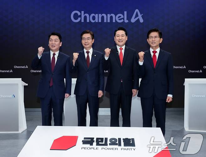 안철수(왼쪽부터), 조경태, 장동혁, 김문수 국민의힘 당대표 후보가 10일 오후 서울 종로구 채널A스튜디오에서 국민의힘 8·22 전당대회 첫 방송토론회에 앞서 기념 촬영을 하고 있다. 2025.8.10/뉴스1 ⓒ News1 국회사진기자단