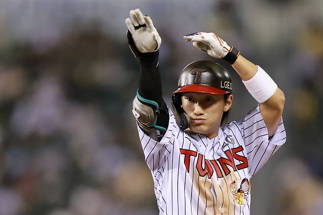 세리머니하는 신민재. 사진 | 연합뉴스