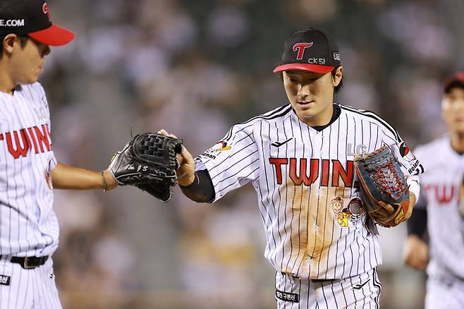 신민재가 하이파이브를 하고 있다. 사진 | 연합뉴스