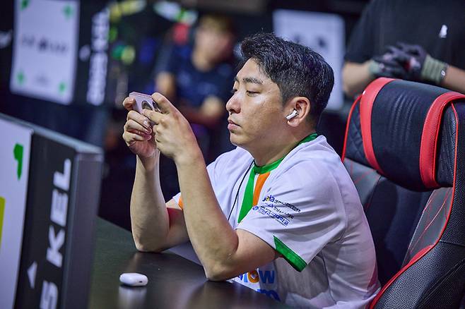 KEL FC모바일 정상에 오른 전남드래곤즈 e스포츠 유창호. 사진 | 한국e스포츠협회