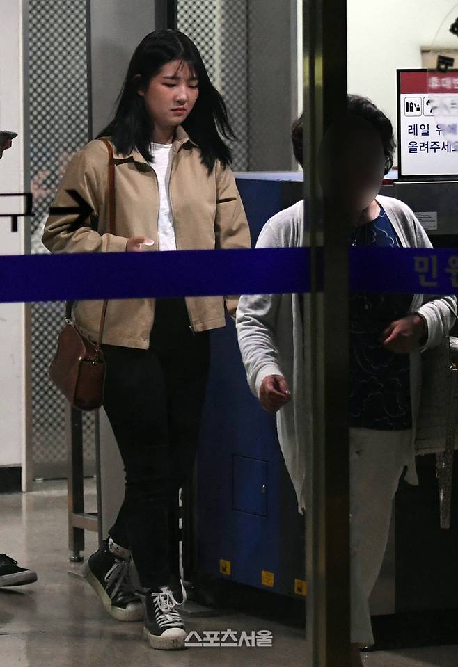 ‘이모 할머니’와 서울가정법원을 나오는 故 최진실의  최준희. 스포츠서울 DB.