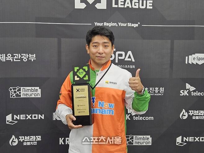 전남드래곤즈 e스포츠 유창호가 10일 부산 서면 부산e스포츠경기장에서 열린 2025 KEL FC모바일 결승전 승리 후 트로피를 들고 포즈를 취하고 있다. 부산 | 강윤식 기자 skywalker@sportsseoul.com