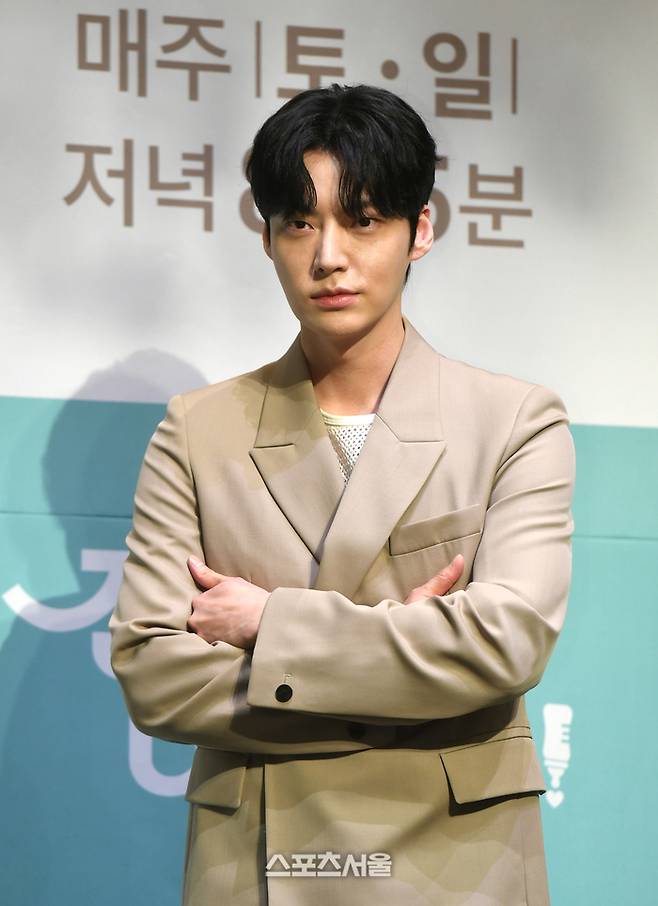 안재현이 22일 라마다서울신도림호텔에서 열린  KBS 2TV 새 주말드라마 ‘진짜가 나타났다!’ 제작발표회에서 포토타임을 갖고 있다. 최승섭기자 thunder@sportsseoul.com