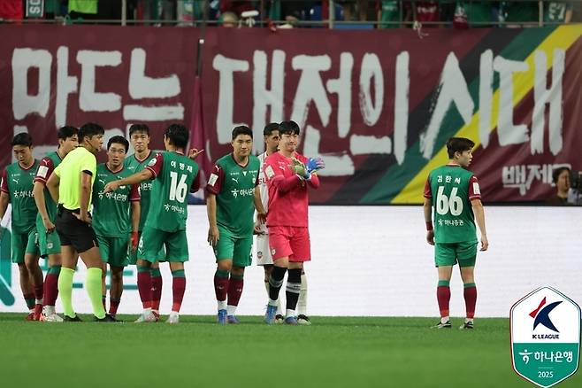 대전 이창근(가운데)이 10일 수원FC전에서 벤치에 뛸 수 없다는 제스처를 보내고 있다. 사진 | 한국프로축구연맹