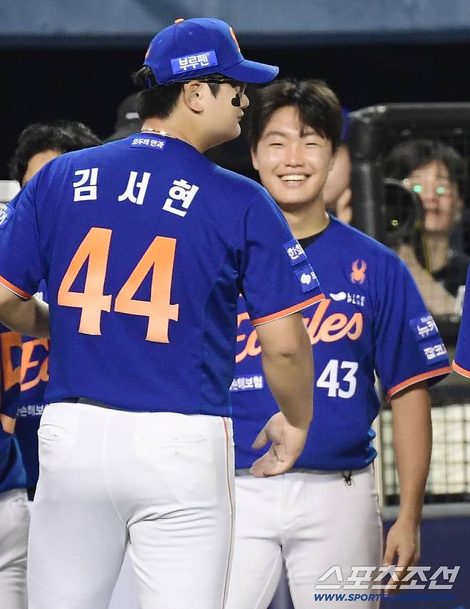 8일 잠실야구장에서 열린 LG와 한화의 경기. 9회말 무실점으로 마치고 하이파이브를 나누고 있는 한화 김서현, 정우주. 잠실=송정헌 기자songs@sportschosun.com/2025.08.08/