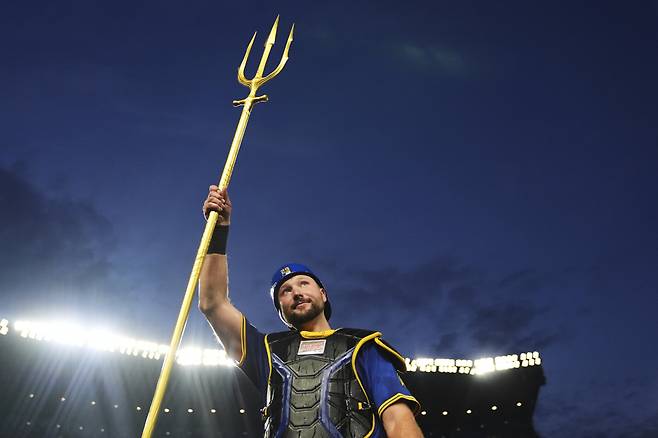 칼 롤리가 승리 후 삼지창을 들고 기뻐하고 있다. AP연합뉴스