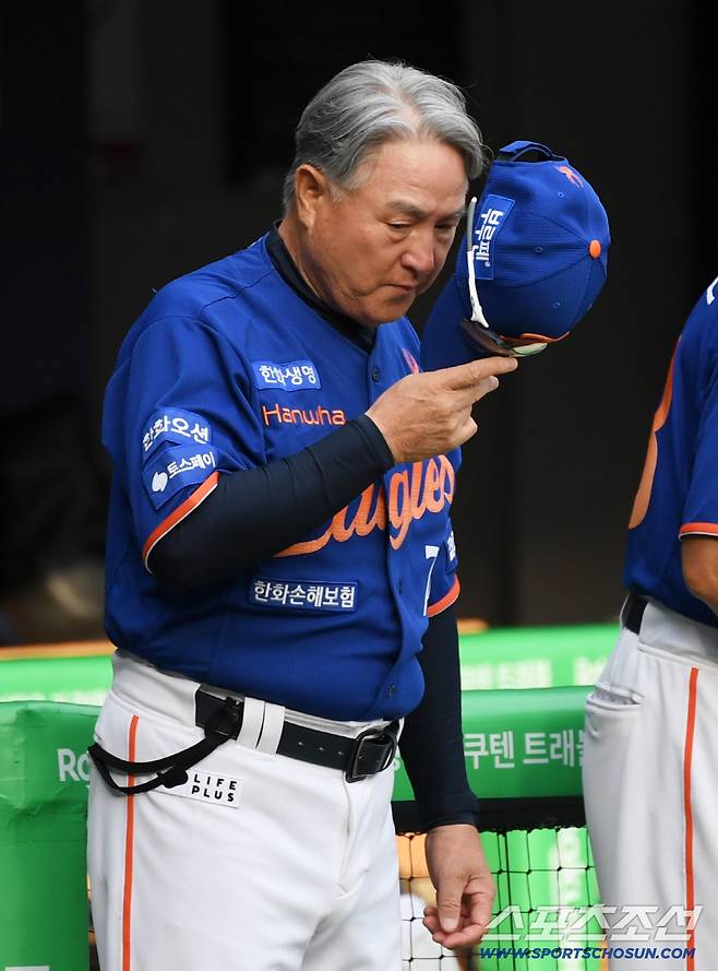 9일 잠실구장에서 열린 LG 트윈스와 한화 이글스의 경기. 한화 김경문 감독이 생각에 잠겨 있다. 잠실=박재만 기자 pjm@sportschosun.com/2025.08.09/