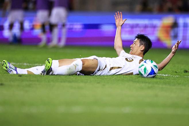 BRIDGEVIEW, ILLINOIS - AUGUST 09: Son Heung-Min #7 of Los Angeles FC reacts during the MLS match between Chicago Fire FC and Los Angeles Football Club at SeatGeek Stadium on August 09, 2025 in Bridgeview, Illinois.   Geoff Stellfox/Getty Images/AFP (Photo by Geoff Stellfox / GETTY IMAGES NORTH AMERICA / Getty Images via AFP)







<저작권자(c) 연합뉴스, 무단 전재-재배포, AI 학습 및 활용 금지>