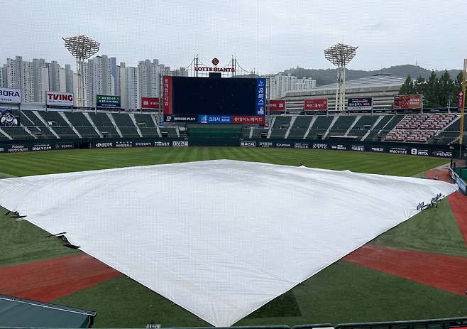 10일 부산 사직야구장에서 SSG와 롯데의 경기가 열릴 예정인 가운데 그라운드에 비가 내려 방수포가 설치되어 있다. 부산=허상욱 기자wook@sportschosun.com/2025.08.10/