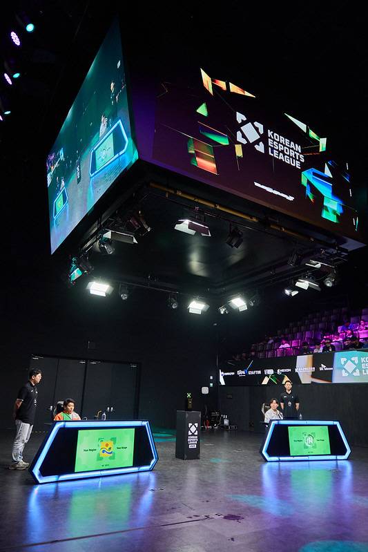 ◇유창호(왼쪽)와 홍지홍이 10일 부산 이스포츠 경기장에서 열린 '2025 대한민국 이스포츠 리그'의 'FC 모바일' 종목 결승전을 치르고 있다. 사진제공=한국e스포츠협회