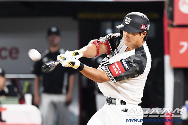 26일 수원KT위즈파크에서 열린 KBO리그 KT 위즈와 LG 트윈스의 경기. 7회말 1사 1,3루 KT 장진혁이 내야 땅볼을 치고 있다. 수원=박재만 기자 pjm@sportschosun.com/2025.06.26/