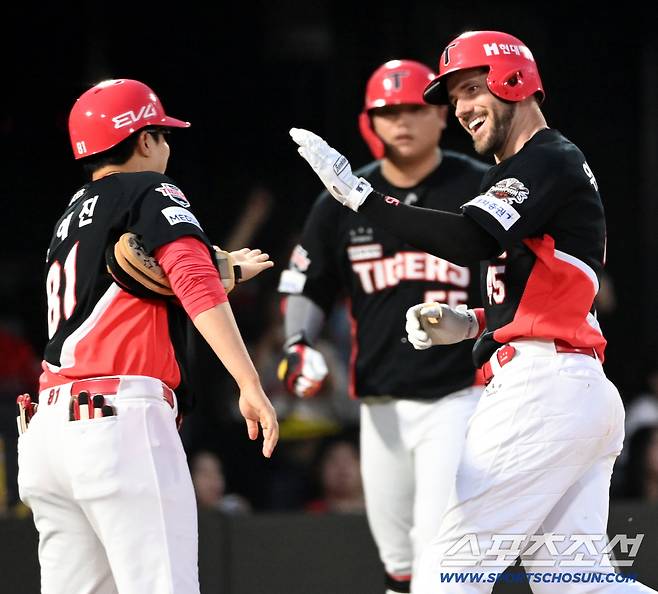 7일 부산 사직야구장에서 열린 KIA와 롯데의 경기, 4회초 위즈덤이 좌월 솔로홈런을 치고 기쁨을 나누고 있다. 부산=허상욱 기자wook@sportschosun.com/2025.08.07/