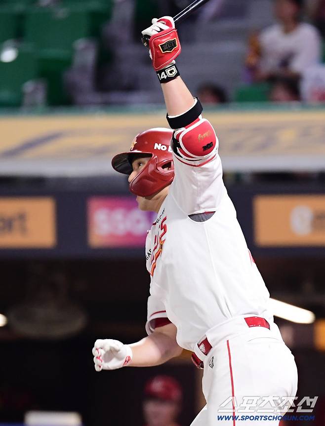 6일 인천 SSG랜더스필드에서 열린 SSG와 삼성의 경기. 7회 1타점 2루타를 날린 SSG 최정. 인천=송정헌 기자songs@sportschosun.com/2025.08.06/