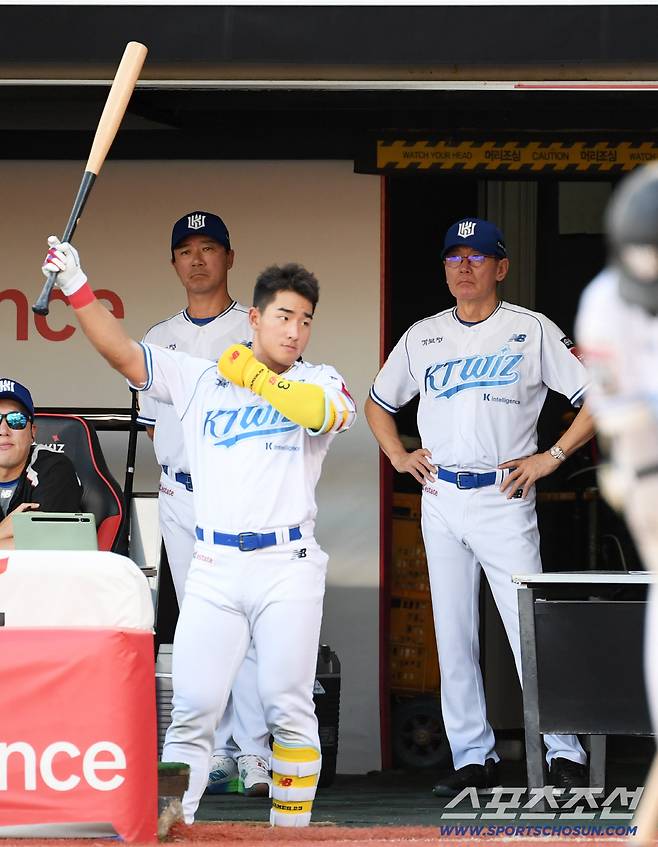 26일 수원KT위즈파크에서 열린 KBO리그 KT 위즈와 삼성 라이온즈의 경기. 안현민이 이강철 감독이 앞에서 타석을 준비하고 있다. 수원=박재만 기자 pjm@sportschosun.com/2025.07.26/