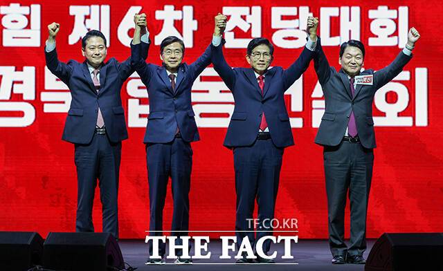 국민의힘은 대통령 선거에서 패배한 지 두 달이 지나도록 여전히 '탄핵의 늪'에 갇혀 있다. 사진은 8일 대구 북구 엑스코에서 열린 합동연설회 무대에 오른 장동혁, 조경태, 김문수, 안철수 국민의힘 당대표 후보(왼쪽부터)의 모습. /뉴시스