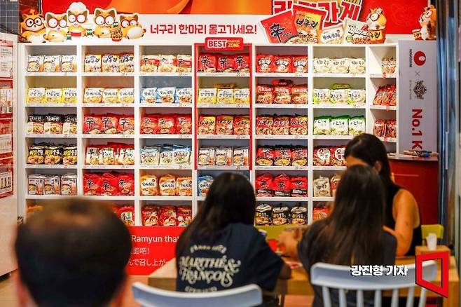 3일 서울 중구 스카이파크 명동 3호점에 마련된 너구리의 라면가게를 찾은 외국인 관광객이 라면을 먹고 있다. 사진=강진형 기자aymsdream@