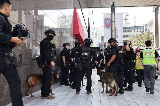 5일 서울 중구 명동 신세계백화점 본점에 폭발물을 설치했다는 협박 글이 인터넷 커뮤니티에 올라와 신고를 받고 출동한 경찰특공대가 수색을 마친 후 이동하고 있다. 연합뉴스