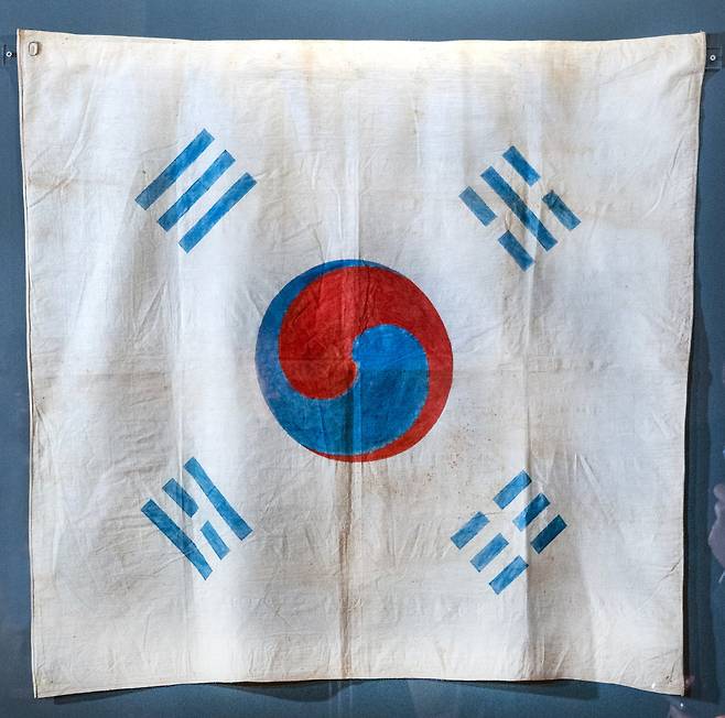 1900년 파리 만국박람회에 출품된 것으로 추정되는 태극기로 정방형의 광목천에 푸른색과 붉은 색으로 칠을 해서 태극과 사괘를 그렸다. / 조인원 기자