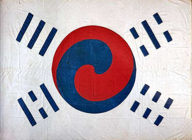 8일 광복 80주년을 맞아 대한민국역사박물관에서 열린 특별전에 전시된 데니태극기, 1891년 조선을 떠나는 외교고문 오웬 데니에게 고종이 하사한 것으로 1981년 한국에 기증되었다./ 조인원 기자