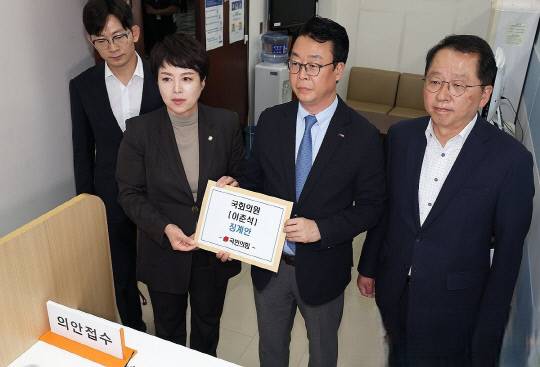 박충권(왼쪽부터), 김은혜, 곽규택, 조승환 국민의힘 의원이 6일 서울 여의도 국회 의안과에 이춘석 국회의원 징계안을 제출하고 있다.